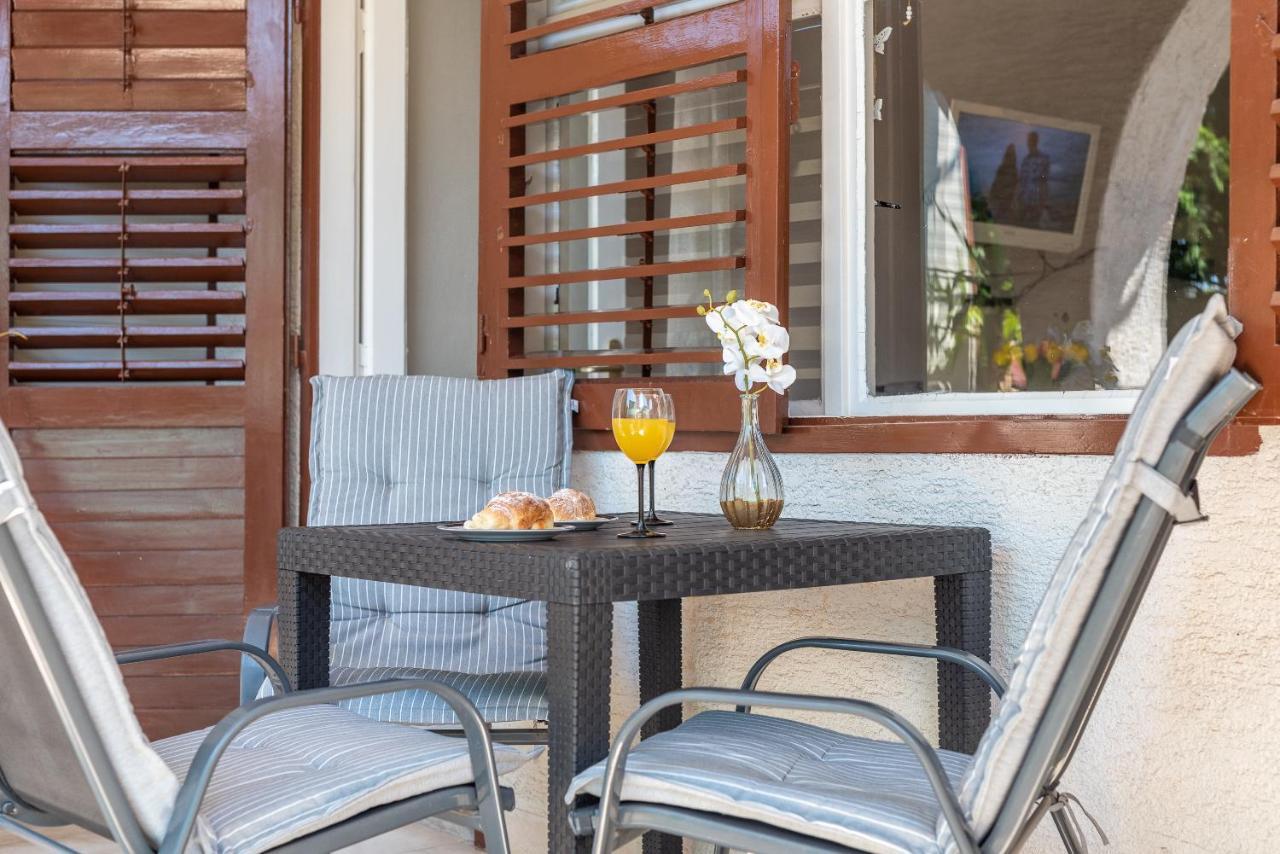 Apartments Villa Mirella 20 M From The Sea - Free Parking Trogir Exterior photo