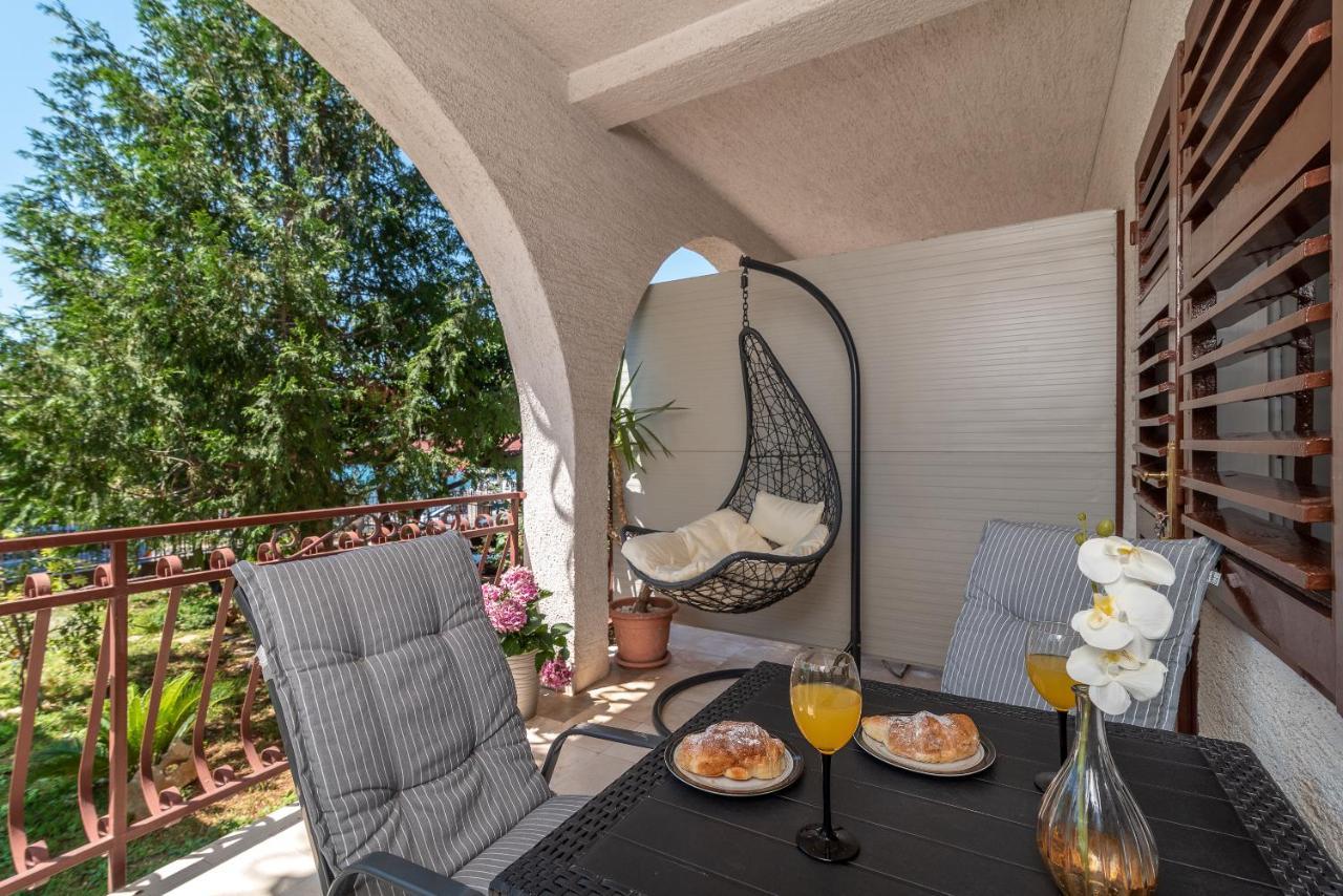 Apartments Villa Mirella 20 M From The Sea - Free Parking Trogir Exterior photo